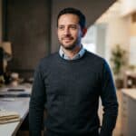 Consultor de IA para marketing en México en un espacio de trabajo ordenado, simbolizando la transformación de un negocio en 90 días