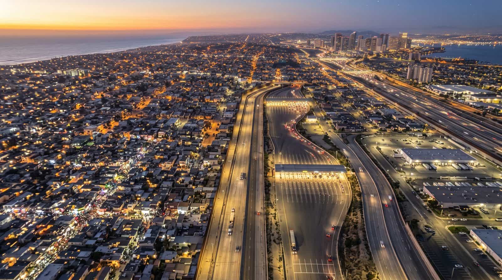 Corredor Tijuana San Diego al atardecer