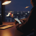 Agente inmobiliario en Tijuana respondiendo leads por WhatsApp de noche de forma automatizada